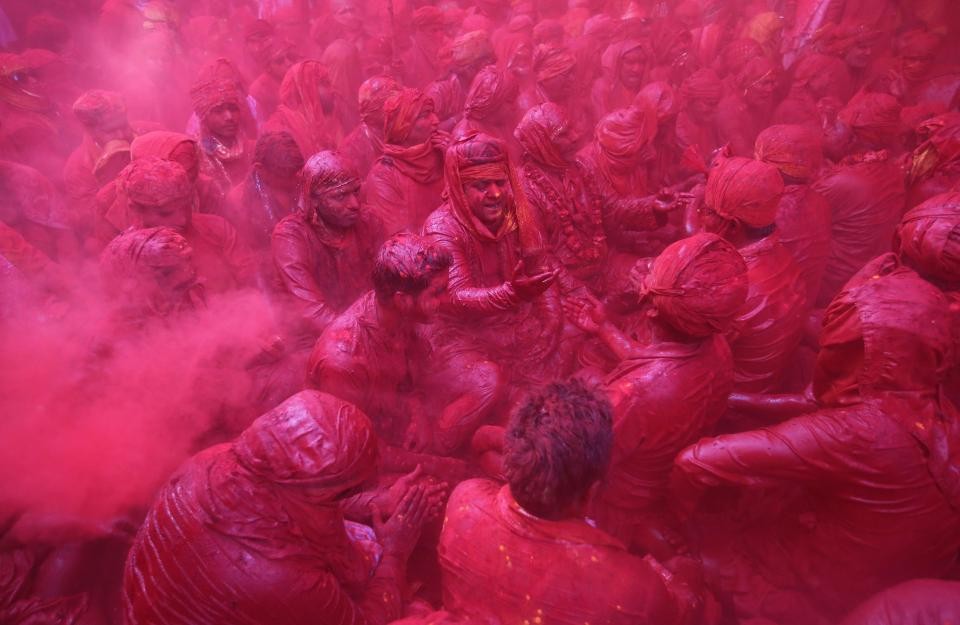 Trong ảnh, những người đàn ông theo đạo Hindu ở làng Nandgaon ăn mừng trong  lễ hội ném bột màu Holi. Ảnh Mirror